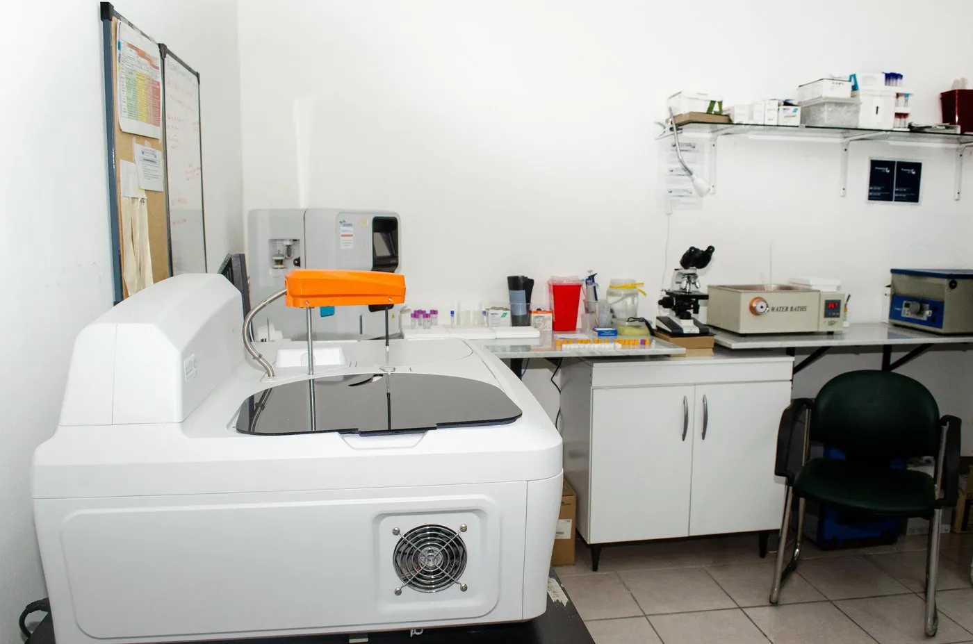 Recepción y sala de espera del Laboratorio Dra. Marcela Busso en Pilar